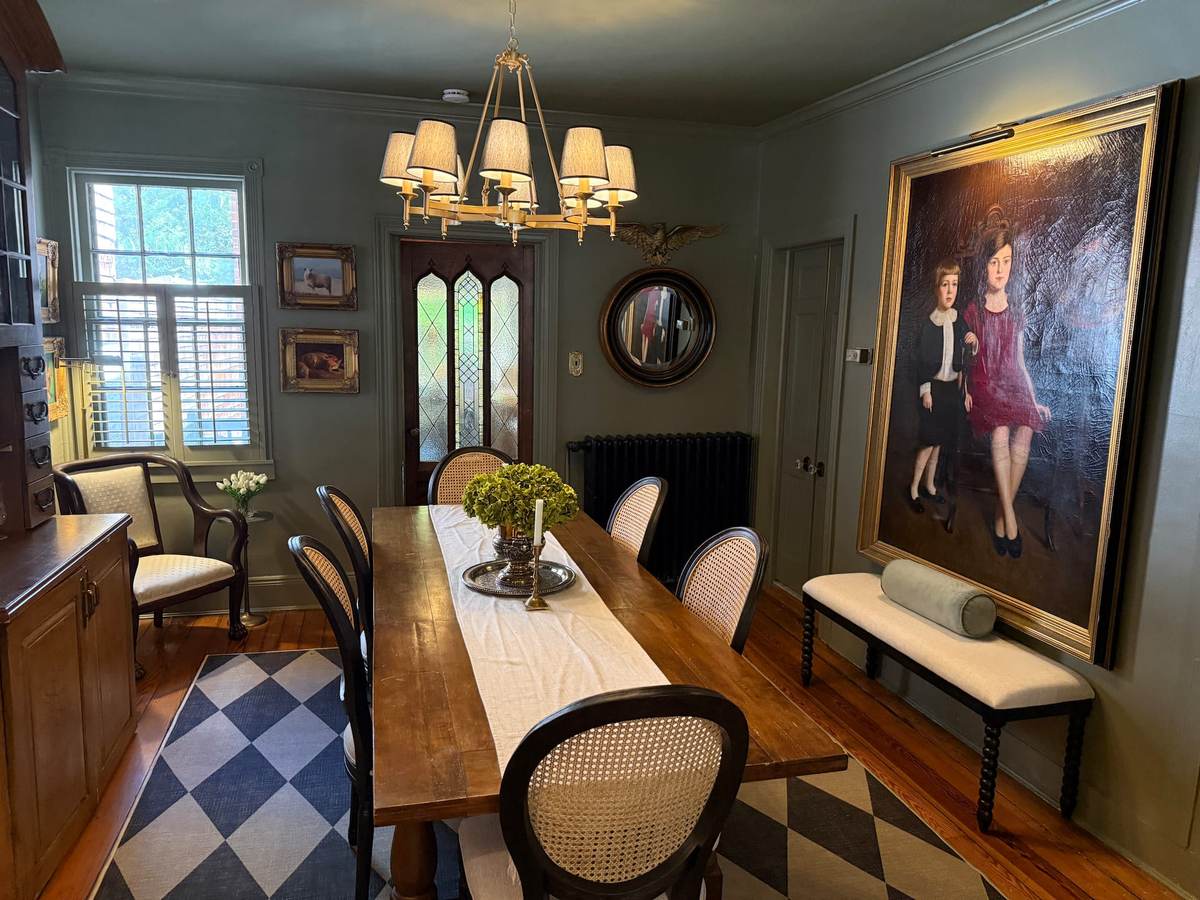 Dining room of the Annapolis session rental, table set for eight